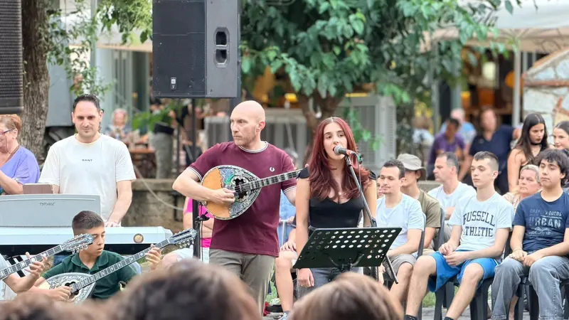 Ορχήστρα μαθητών σε υπαίθρια συναυλία