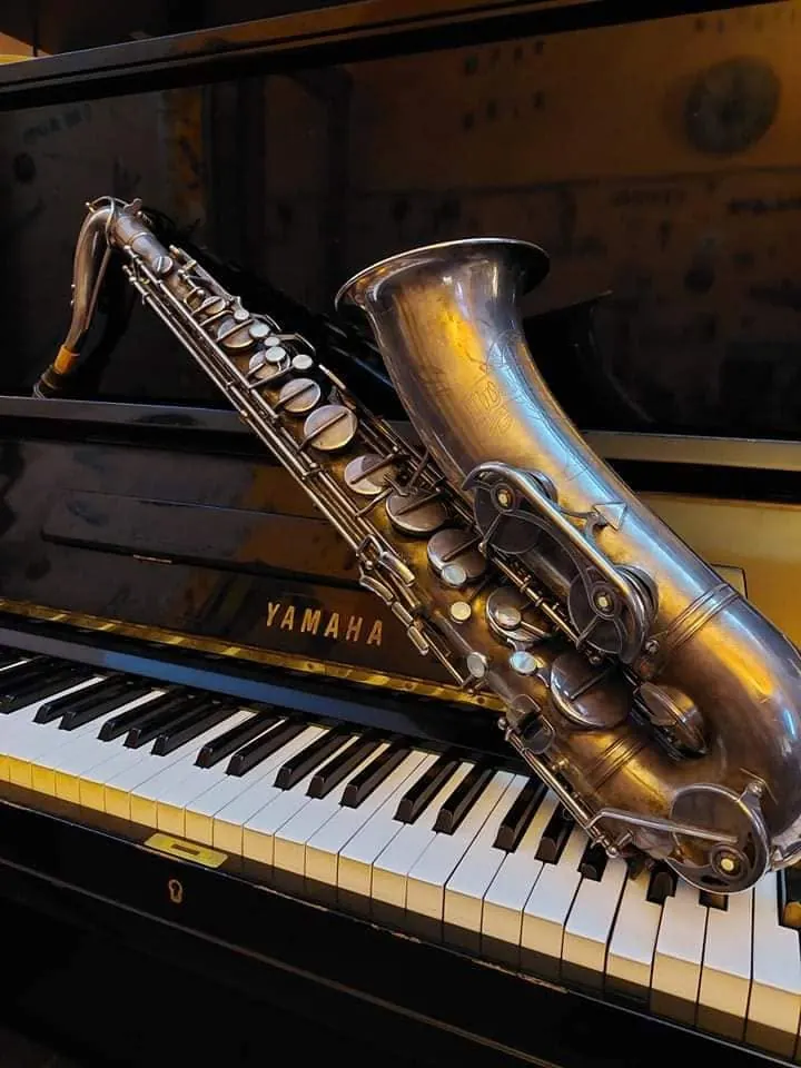 Σαξόφωνο πάνω σε πιάνο Yamaha